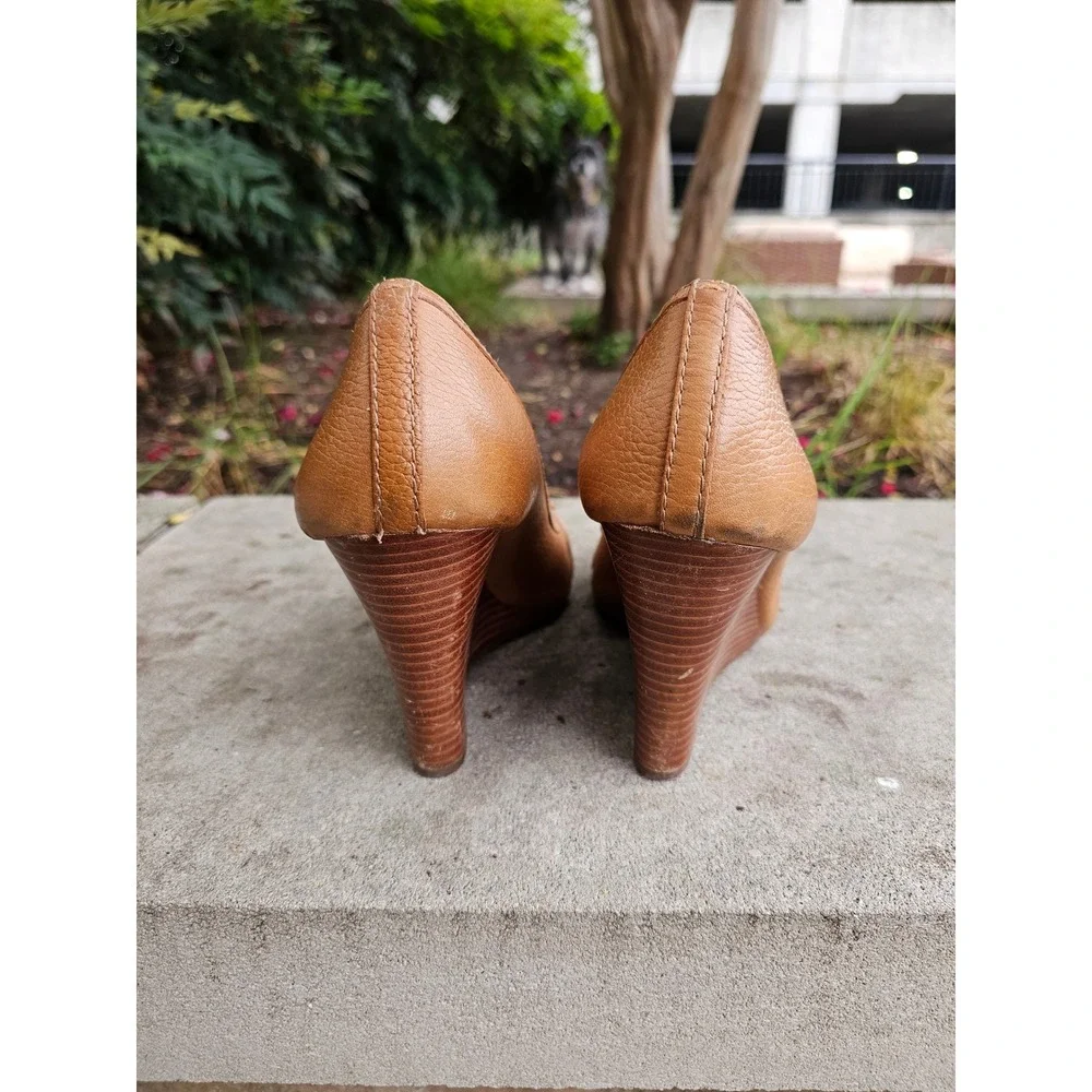 Tory Burch Leticia Peep Toe Wedge Heels 9 Tan Pebbled Leather Logo Buckle